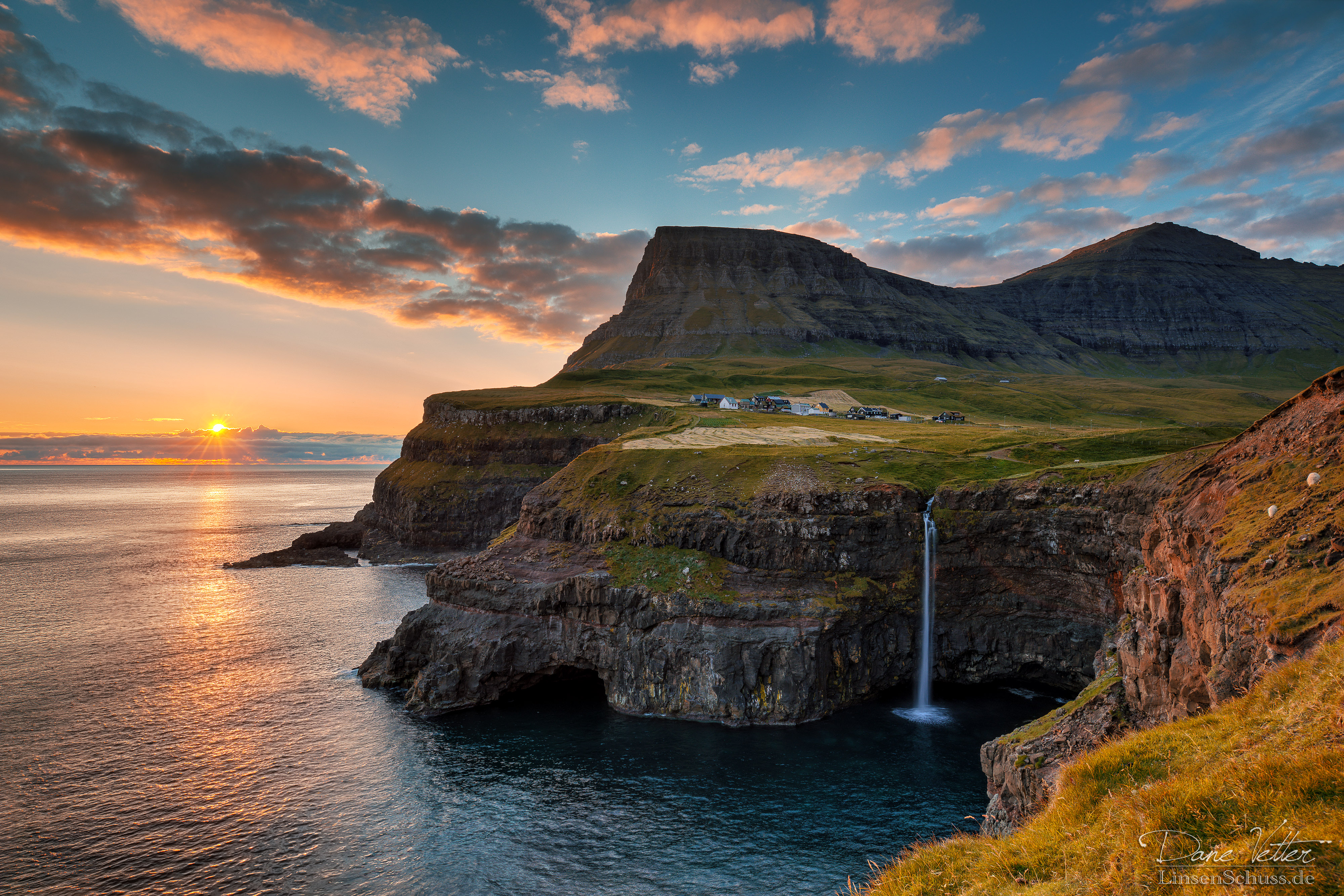 Gásadalur bei untergehender Sonne